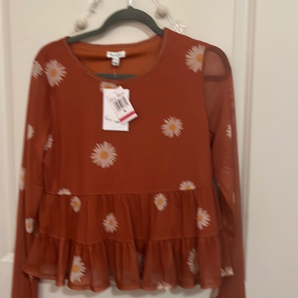 New with tags -Super cute ruffled daisy top with sheer sleeves. Size medium